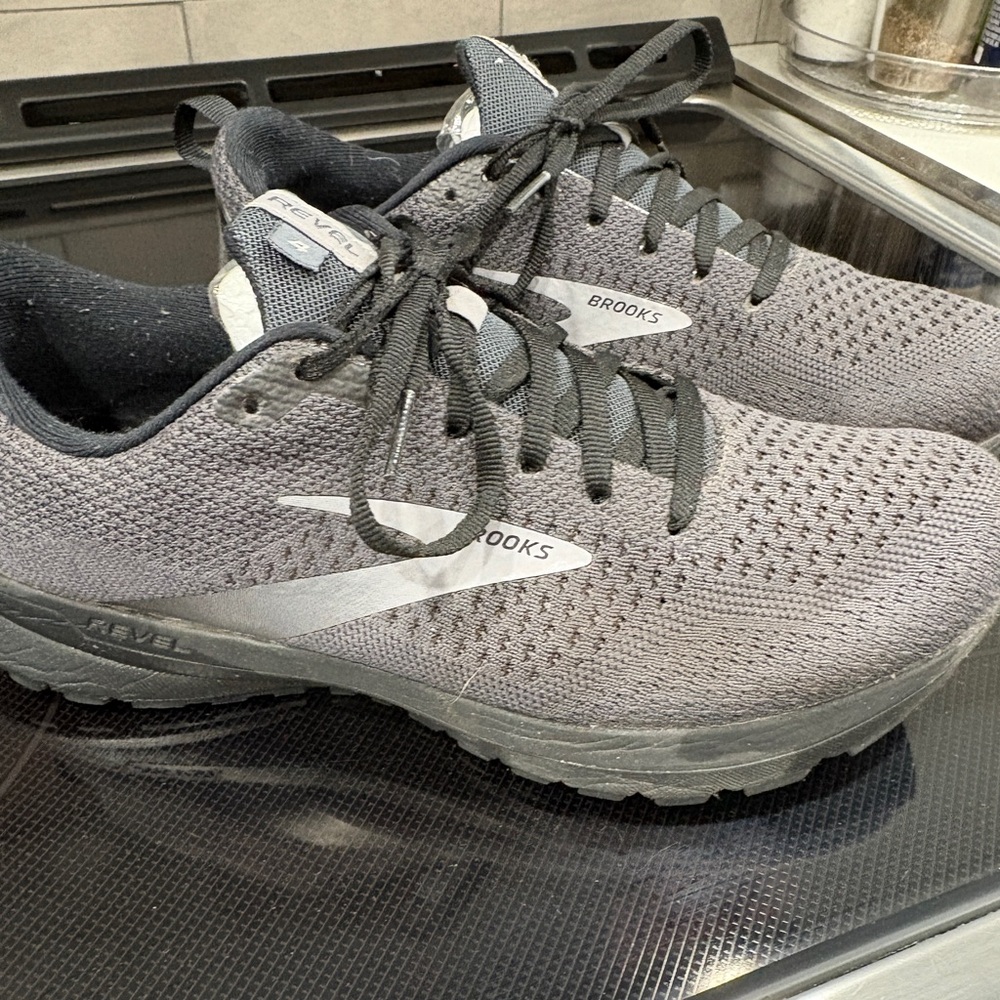 Brooks Men's Gray Athletic Running Shoes